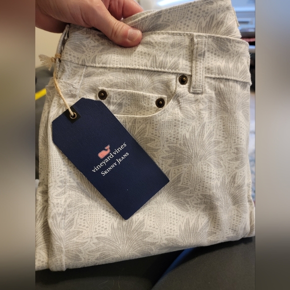 NWT Vineyard Vines Womens Flower Eyelet Printed Gray/White Denim Skinny Jeans - Picture 2 of 13
